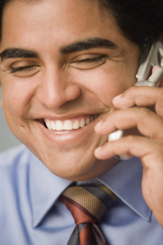 西方人,脸,头,脸颊,手,一个人,商务男性,举,笑,打电话,微笑,露齿笑,竖图,室内,特写,白天,正面,西装,电话,手机,欧洲,欧洲人,仅一个男性,仅一个人,套装,正装,朦胧,模糊,领带,注视,职业装,通讯设备,肩膀,仅一个年轻男性,观察,看,手部,观看,单手,察看,象征,庄重,关注,商务装,身份,工薪阶层,正式,地位,交流,男人,男性,年轻男性,白种人,头部,脸部,脸蛋,面部,白领,上班族,沟通,举着,通话,半身,彩图