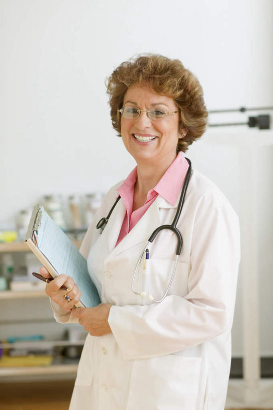 西方人,一个人,医生,站,捧,笑,微笑,露齿笑,竖图,室内,白天,正面,柜子,欧洲,欧洲人,仅一个女性,仅一个人,戴,罐子,文件,眼镜,纸,文件夹,注视,玻璃瓶,听诊器,观察,看,站着,仅一个中年女性,医护人员,医疗人员,观看,戴着,察看,医疗设备,关注,医疗器械,医疗工具,检测工具,女人,女性,中年女性,白种人,大夫,捧着,站立,半身,彩图