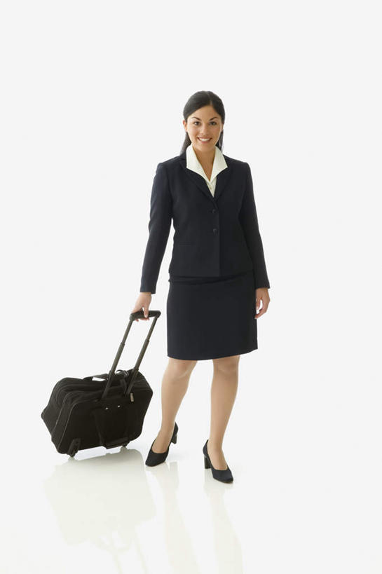 西方人,一个人,站,竖图,室内,白天,白色背景,正面,西装,欧洲,欧洲人,仅一个年轻女性,仅一个女性,仅一个人,套装,正装,拉杆箱,旅行箱,注视,职业装,行李箱,箱子,观察,看,站着,拖,摄影,影棚,观看,出差,察看,关注,商务装,工薪阶层,年轻女性,女人,女性,白种人,白领,上班族,站立,彩图,全身,影棚拍摄,旅行,拍摄
