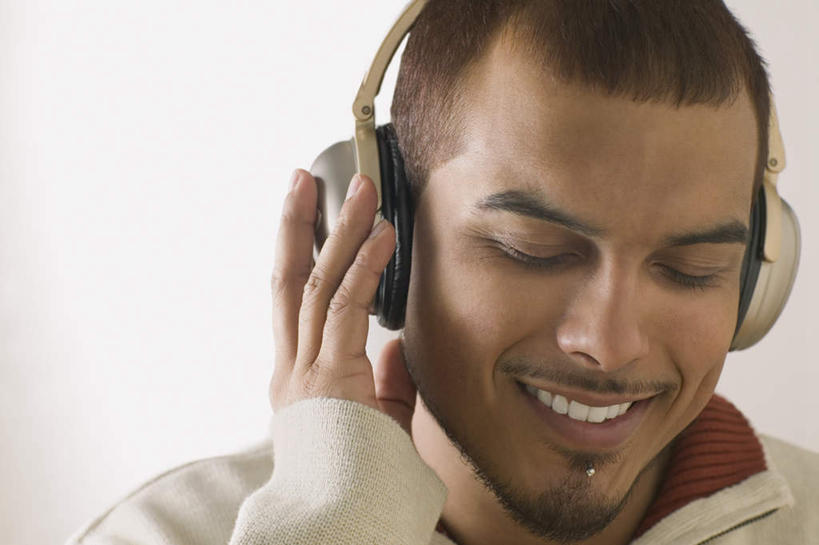 西方人,脸,头,脸颊,手,一个人,闭眼,笑,露齿笑,横图,室内,特写,白天,白色背景,正面,快乐,满意,幸福,欧洲,欧洲人,仅一个男性,仅一个人,服装,音响,音乐,休闲装,娱乐,耳钉,肩膀,仅一个年轻男性,衣服,耳机,首饰,装饰物,享受,休闲,手部,休闲服,放松,摄影,服饰,影棚,单手,舒适,享乐,唇钉,男人,男性,年轻男性,白种人,头部,脸部,脸蛋,面部,闭眼睛,闭着眼,闭着眼睛,半身,彩图,影棚拍摄,拍摄