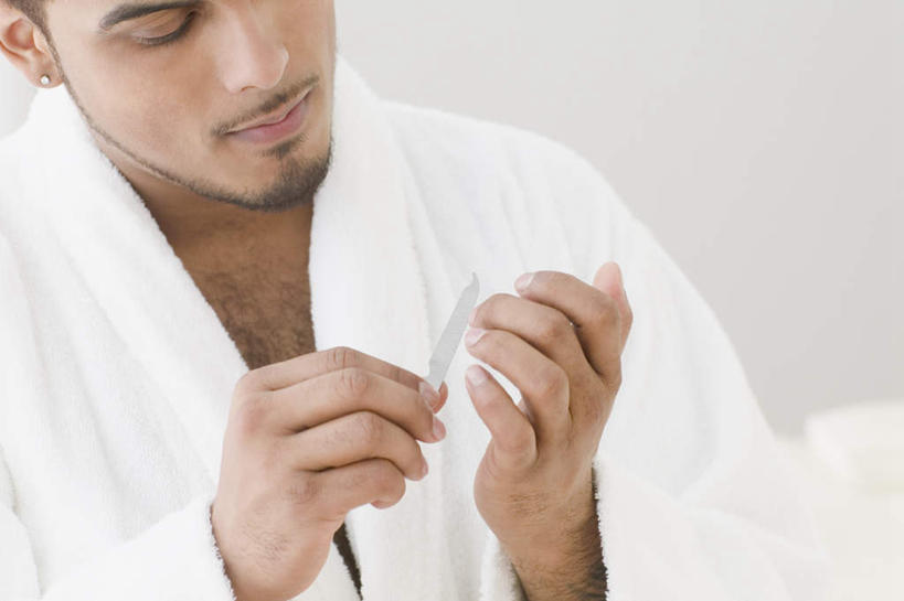 西方人,指甲,胡须,一个人,横图,室内,白天,白色背景,侧面,浴袍,金属制品,欧洲,欧洲人,仅一个男性,仅一个人,金属,工具,注视,仅一个年轻男性,磨,观察,看,美甲,修指甲,摄影,影棚,锉刀,观看,察看,关注,指甲锉,磨刀,锉子,美甲工具,男人,男性,年轻男性,白种人,胡子,小胡子,半身,彩图,影棚拍摄,汤帷子,浴衣,拍摄