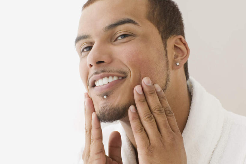 西方人,脸,头,脸颊,手,胡须,一个人,笑,摸,露齿笑,横图,室内,特写,白天,白色背景,侧面,浴袍,欧洲,欧洲人,双手,仅一个男性,仅一个人,注视,耳钉,肩膀,仅一个年轻男性,首饰,装饰物,观察,看,手部,摄影,影棚,观看,察看,关注,唇钉,男人,男性,年轻男性,白种人,头部,胡子,小胡子,脸部,脸蛋,面部,半身,彩图,影棚拍摄,汤帷子,浴衣,拍摄