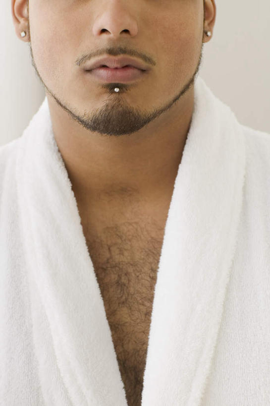 西方人,脸,头,脸颊,胡须,一个人,竖图,室内,特写,白天,白色背景,正面,浴袍,欧洲,欧洲人,仅一个男性,仅一个人,耳钉,肩膀,仅一个年轻男性,首饰,装饰物,摄影,影棚,唇钉,男人,男性,年轻男性,白种人,头部,胡子,小胡子,脸部,脸蛋,面部,半身,彩图,影棚拍摄,汤帷子,浴衣,拍摄