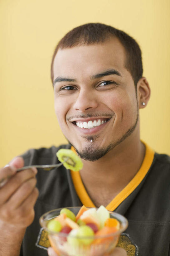 西方人,脸,头,脸颊,一个人,笑,露齿笑,竖图,室内,特写,白天,正面,猕猴桃,葡萄,水果,欧洲,欧洲人,仅一个男性,仅一个人,服装,新鲜,生食,食品,果实,注视,休闲装,玻璃碗,肩膀,食物,仅一个年轻男性,衣服,碗,观察,看,休闲,休闲服,黄桃,服饰,有机食品,绿色食品,观看,察看,关注,男人,男性,年轻男性,白种人,头部,脸部,脸蛋,面部,山葫芦,奇异果,蒲桃,猕猴梨,草龙珠,半身,彩图