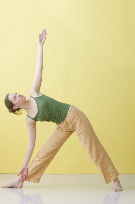 西方人,一个人,站,伸展双臂,竖图,室内,白天,正面,锻炼,瑜伽,运动,欧洲,欧洲人,仅一个年轻女性,仅一个女性,仅一个人,弯腰,黄色背景,服装,注视,休闲装,衣服,观察,看,弯,站着,休闲,休闲服,养生,摄影,服饰,影棚,观看,察看,关注,体育,年轻女性,女人,女性,白种人,敞开双臂,伸开双臂,展开双肩,站立,张开手臂,张开双臂,彩图,全身,影棚拍摄,健身,拍摄