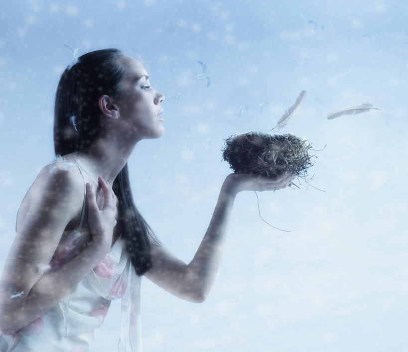 西方人,头,头发,一个人,横图,室外,白天,侧面,裙子,羽毛,欧洲,欧洲人,仅一个年轻女性,仅一个女性,仅一个人,轻盈,柔软,鸟巢,枯草,枯叶,草,树叶,树枝,黑色,蓝天,天空,天,巢,吊带裙,轻柔,年轻女性,女人,女性,白种人,长发,叶,半身,彩图