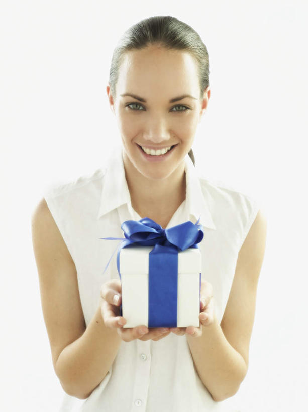 西方人,眼睛,鼻子,一个人,笑,微笑,露齿笑,竖图,室内,白天,白色背景,正面,礼盒,礼物,欧洲,欧洲人,仅一个年轻女性,仅一个女性,仅一个人,套装,纸盒,带子,职业装,结,盒子,蓝色,包装盒,彩带,蝴蝶结,礼品盒,托,惊喜,打结,伸手,眼部,摄影,礼品,影棚,托着,年轻女性,女人,女性,白种人,鼻,半身,彩图,影棚拍摄,拍摄