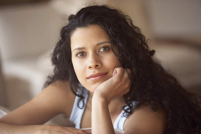 西方人,脸,头,眼睛,脸颊,手,一个人,笑,微笑,横图,室内,特写,白天,侧面,欧洲,欧洲人,仅一个年轻女性,仅一个女性,仅一个人,服装,朦胧,模糊,注视,休闲装,肩膀,衣服,观察,看,托,休息,休闲,思考,手部,休闲服,眼部,服饰,观看,托着,察看,关注,年轻女性,女人,女性,白种人,头部,卷发,脸部,脸蛋,面部,半身,彩图