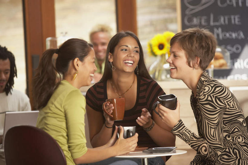 东方人,西方人,伙伴,朋友,咖啡厅,坐,捧,笑,露齿笑,横图,室内,白天,正面,爱情,友谊,幸福,电脑,笔记本电脑,太阳,桌子,向日葵,杯子,项链,椅子,欧洲,非洲,黑人,欧洲人,亚洲,服装,盛开,时间,网络,时钟,手表,陶瓷,许多人,计时,花蕾,注视,休闲装,黄种人,通讯设备,花,花瓣,花朵,鲜花,衣服,耳环,首饰,钟表,花苞,花蕊,观察,看,一群人,休闲,休闲服,表,陶瓷杯,服饰,观看,腕表,察看,无线,关注,通信设备,无线网络,光辉,无线上网,便携式电脑,沉默,忠诚,勇敢,投缘,爱慕,高傲,友情,朝阳花,葵花,望日莲,向阳花,转日莲,手提电脑,男人,男性,年轻男性,年轻女性,女人,女性,白种人,非洲人,亚洲人,茶杯,钟,捧着,坐着,半身,彩图,咖啡馆