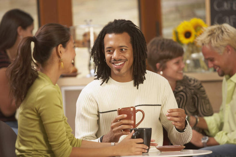 东方人,西方人,伙伴,朋友,咖啡厅,坐,捧,笑,露齿笑,横图,室内,白天,正面,毛衣,爱情,友谊,幸福,太阳,桌子,向日葵,杯子,椅子,欧洲,非洲,黑人,欧洲人,亚洲,服装,盛开,时间,时钟,手表,陶瓷,许多人,计时,花蕾,注视,休闲装,黄种人,花,花瓣,花朵,鲜花,衣服,耳环,首饰,钟表,花苞,花蕊,观察,看,一群人,休闲,休闲服,表,陶瓷杯,服饰,观看,腕表,察看,关注,光辉,沉默,忠诚,勇敢,投缘,爱慕,高傲,友情,朝阳花,葵花,望日莲,向阳花,转日莲,男人,男性,年轻男性,年轻女性,女人,女性,白种人,非洲人,亚洲人,茶杯,钟,捧着,坐着,半身,彩图,绒衣,套衫,套头毛衣,线衣,咖啡馆