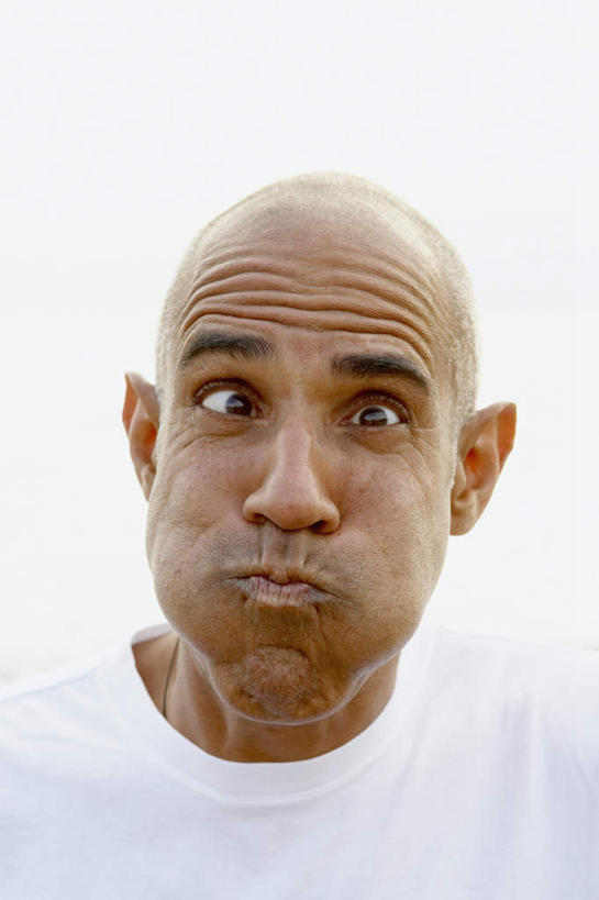 西方人,脸,头,眼睛,嘴,脸颊,秃头,一个人,竖图,室外,特写,白天,正面,欧洲,非洲,黑人,欧洲人,瞳孔,仅一个男性,仅一个人,仅一个中年男性,服装,注视,休闲装,肩膀,衣服,白色,嘟嘴,观察,看,休闲,休闲服,撅嘴,眼部,服饰,观看,斗鸡眼,察看,关注,对眼,内斜,男人,男性,中年男性,非洲人,头部,光头,无发,脸部,脸蛋,面部,眼,嘴巴,嘴唇,半身,彩图