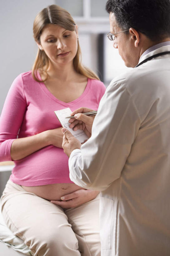 西方人,孕妇,背部,两个人,医生,医院,站,坐,笑,说,微笑,露齿笑,竖图,室内,白天,正面,讨论,床,欧洲,欧洲人,服装,笔,材料,档案,文件,纸,办公用品,床单,注视,被子,水笔,相视,文具,衣服,白色,病床,手稿,听诊器,学习用品,资料,观察,记录,看,站着,医护人员,医疗人员,面对面,怀孕,服饰,观看,对视,文具用品,证明,察看,医疗设备,被单,互视,待产,衣着,白大褂,穿着,关注,文档,医疗器械,相对,医疗工具,实验服,医疗机构,记载,相看,妊娠,准妈妈,衣饰,记实,纪录,检测工具,交流,男人,男性,女人,女性,中年男性,中年女性,白种人,产妇,大夫,沟通,讲话,交谈,商讨,说话,谈话,站立,坐着,半身,彩图,病院,诊所,护理床,医疗床,实验衣,病历