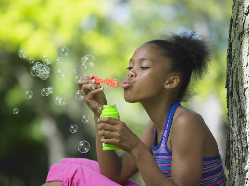 西方人,儿童,嘴,一个人,坐,横图,室外,白天,侧面,游戏,纯洁,植物,玩具,欧洲,非洲,黑人,欧洲人,仅一个女性,仅一个人,握,阴影,服装,朦胧,模糊,光线,影子,树桩,玩,注视,休闲装,娱乐,树,树干,树木,小孩,衣服,绿色,阳光,自然,泡泡,吹,嘟嘴,观察,看,仅一个小孩,休闲,休闲服,撅嘴,木桩,可爱,童年,童趣,益智,握着,服饰,生长,成长,观看,活动,察看,发泄,关注,消遣,智力,泡泡机,童真,烂漫,无邪,宣泄,天真,女孩,女人,女性,非洲人,孩子,嘴巴,嘴唇,玩耍,嬉戏,坐着,半身,彩图,女生