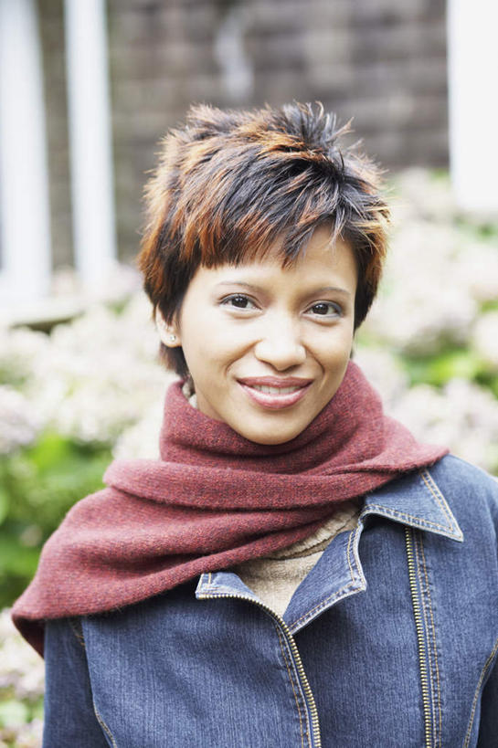 东方人,一个人,站,笑,微笑,竖图,室外,白天,正面,植物,亚洲,仅一个女性,仅一个人,一条,阴影,服装,朦胧,模糊,装饰,光线,影子,墙,注视,休闲装,黄种人,墙壁,墙面,树,树木,衣服,红色,绿色,阳光,自然,围巾,观察,看,站着,仅一个中年女性,休闲,温暖,休闲服,服饰,生长,成长,围脖,观看,保暖,华丽,点缀,察看,夹克,御寒,关注,衬托,美观,雅致,雅观,茄克,女人,女性,中年女性,亚洲人,站立,半身,彩图