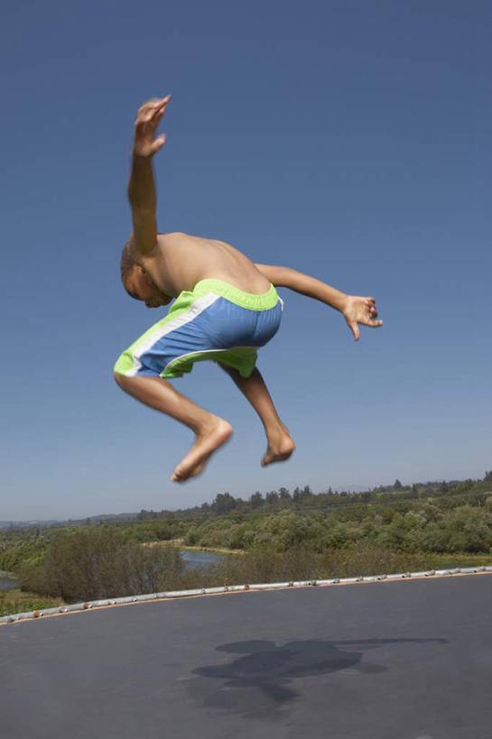 西方人,儿童,一个人,跳,举,竖图,室外,白天,仰视,锻炼,纯洁,运动,蹦床,草地,草坪,植物,欧洲,非洲,黑人,欧洲人,仅一个男性,仅一个人,阴影,泳裤,光线,影子,半空,裸露,草,小孩,蓝色,绿色,蓝天,天空,阳光,天,托,仅一个小孩,活力,可爱,童年,童趣,晴朗,优美,裸,童真,烂漫,无邪,万里无云,体育,天真,男孩,男人,男性,非洲人,孩子,晴空,晴空万里,举起,举手,举着,跳跃,向上举,向上伸,向上托,彩图,低角度拍摄,全身,健身,空中芭蕾,男生