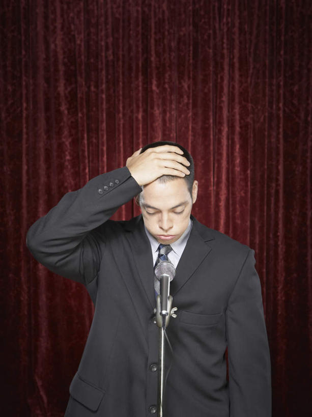 西方人,一个人,商务人士,商务男性,站,举,竖图,室内,白天,正面,衬衫,欧洲,欧洲人,仅一个男性,仅一个人,套装,领带,注视,仅一个年轻男性,红色,话筒,低头,观察,看,托,站着,帷幕,观看,紧张,察看,麦克风,象征,庄重,关注,扩音器,帷幔,商务装,身份,幕布,幕帘,传声器,工薪阶层,正式,地位,微音器,帷幔布,恐惧,男人,男性,年轻男性,白种人,白领,上班族,举起,举手,举着,向上举,向上伸,向上托,站立,半身,彩图,衬衣