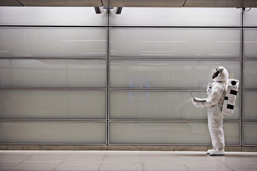 西方人,一个人,站,横图,室外,白天,侧面,欧洲,非洲,黑人,欧洲人,仅一个男性,仅一个人,服装,墙,注视,墙壁,墙面,仅一个年轻男性,衣服,观察,看,站着,温暖,服饰,观看,羽绒服,保暖,察看,御寒,关注,冬装,男人,男性,年轻男性,非洲人,站立,彩图,全身