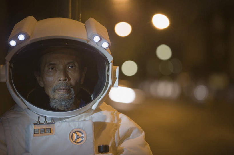 东方人,一个人,宇航员,站,走,横图,室外,夜晚,正面,探险,神秘,宇宙,道路,路,路灯,公路,照明,亚洲,仅一个男性,仅一个人,阴影,宇航服,朦胧,模糊,飞船,光线,科学,太空,太空船,星球,头盔,影子,光,星云,灯光,交通,注视,黄种人,灯,行走,自然,观察,看,站着,仅一个老年男性,行星,探索,太阳系,星系,观看,发现,照亮,火星,天体,察看,太空服,照明设备,关注,宇宙飞船,星体,天文学,外太空,八大行星,荧惑星,老年男性,男人,男性,亚洲人,马路,步行,站立,走路,半身,彩图