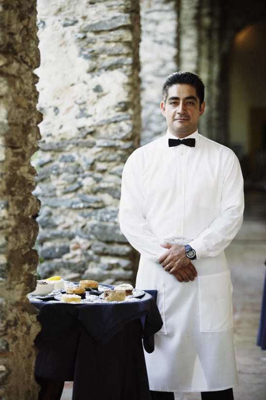 西方人,一个人,餐厅,站,竖图,室内,白天,正面,工作服,制服,餐具,欧洲,欧洲人,仅一个男性,仅一个人,仅一个中年男性,握,碟子,领结,盘,推车,注视,盘子,手推车,碟,观察,看,站着,握着,观看,察看,象征,庄重,关注,载具,身份,正式,地位,工作制服,餐车,男人,男性,中年男性,白种人,站立,半身,彩图,工作套服,餐馆,饭店,饭馆,茶水车,点心车,服务车,酒水车,送餐车