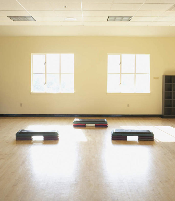 无人,健身房,竖图,室内,白天,正面,锻炼,运动,地板,照明,墙,灯光,地面,音乐,娱乐,顶灯,木地板,墙壁,墙面,灯,黄色,灯具,照亮,照明设备,踏板,踏板操,体育,彩图,健身,舞蹈,健身馆,集体操,健美操,有氧踏板操