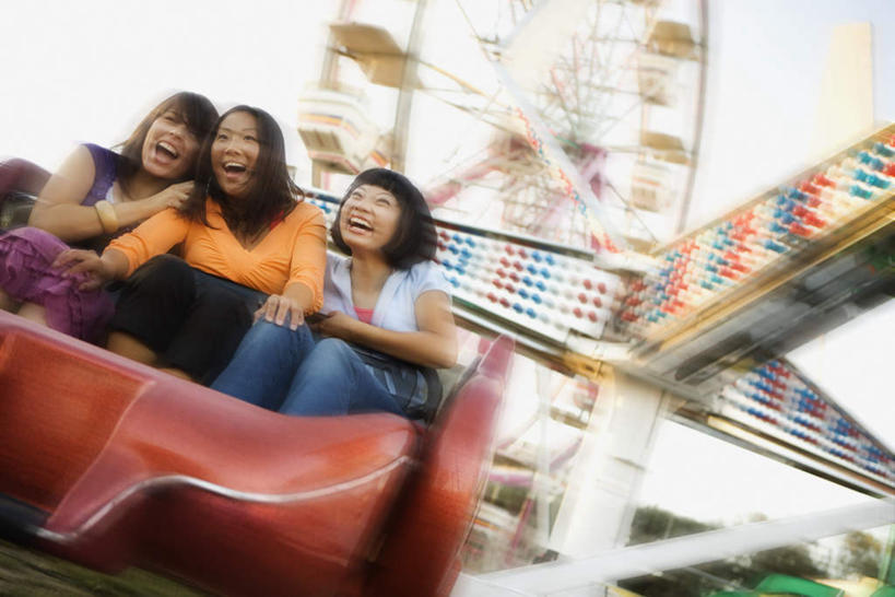 东方人,西方人,三个人,伙伴,朋友,游乐园,坐,笑,微笑,露齿笑,横图,室外,白天,仰视,游戏,友谊,游乐场,欧洲,欧洲人,亚洲,服装,朦胧,模糊,玩,注视,休闲装,黄种人,娱乐,刺激,衣服,观察,看,休闲,休闲服,服饰,观看,察看,发泄,关注,消遣,超级大摆锤,大摆锤,宣泄,乐园,游乐项目,友情,年轻女性,女人,女性,白种人,亚洲人,玩耍,嬉戏,坐着,半身,彩图,低角度拍摄