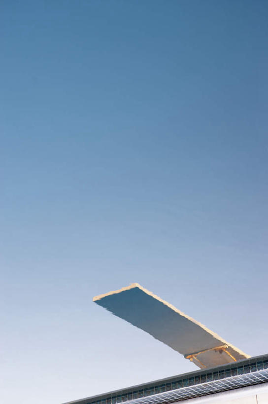 无人,竖图,室外,白天,仰视,阴影,光线,影子,运动器械,蓝色,蓝天,天空,阳光,天,健身器械,晴朗,跳板,健身器材,万里无云,晴空,晴空万里,彩图,低角度拍摄,助跳板,运动器材