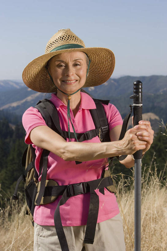 西方人,一个人,站,笑,攀登,微笑,竖图,室外,白天,正面,旅游,度假,草地,草坪,美景,森林,山,山脉,树林,植物,欧洲,欧洲人,仅一个女性,仅一个人,服装,包,工具,器材,书包,景观,山峰,山峦,注视,休闲装,娱乐,草,树,树木,衣服,绿色,蓝天,天空,自然,背包,群山,天,观察,看,站着,仅一个中年女性,享受,休闲,休闲服,器械,景色,放松,服饰,生长,成长,拐杖,观看,察看,关注,自然风光,登山杖,辅助设备,登山棍,女人,女性,中年女性,白种人,登攀,登山,爬山,攀,攀高,攀爬,站立,半身,彩图