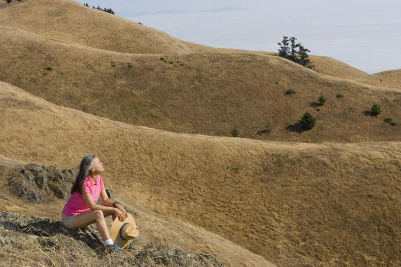 西方人,一个人,坐,闭眼,笑,攀登,微笑,横图,室外,白天,侧面,旅游,度假,草地,草坪,美景,山,山脉,帽子,欧洲,欧洲人,仅一个女性,仅一个人,服装,景观,山峰,山峦,休闲装,娱乐,草,衣服,蓝天,天空,自然,群山,天,仅一个中年女性,享受,休闲,休闲服,景色,放松,服饰,自然风光,女人,女性,中年女性,白种人,闭眼睛,闭着眼,闭着眼睛,登攀,登山,爬山,攀,攀高,攀爬,坐着,彩图,全身