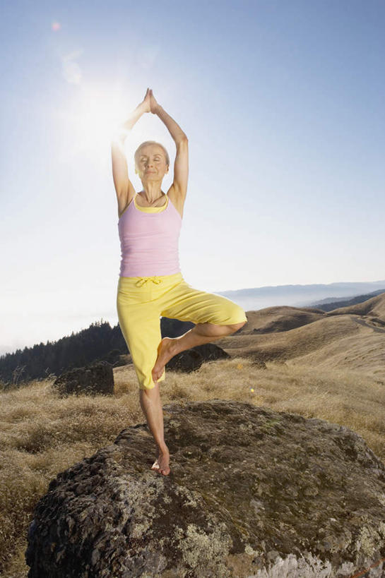 西方人,站,盘腿,竖图,室外,白天,正面,锻炼,瑜伽,运动,草地,草坪,美景,山,山脉,植物,欧洲,欧洲人,阴影,服装,光线,影子,景观,山峰,山峦,土堆,注视,休闲装,草,衣服,蓝色,蓝天,天空,阳光,自然,群山,天,观察,看,站着,休闲,休闲服,景色,服饰,晴朗,观看,察看,养身,关注,自然风光,万里无云,体育,白种人,晴空,晴空万里,盘腿而坐,盘膝,盘着腿的,盘着腿坐,双腿交叉,站立,彩图,全身,健身