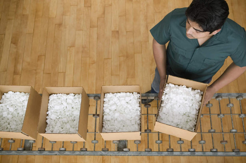 西方人,一个人,站,搬运,横图,俯视,室内,白天,欧洲,欧洲人,仅一个男性,仅一个人,一排,阴影,服装,整齐,传输,光线,包装,影子,纸箱,拿,仓库,拿着,注视,休闲装,排列,仅一个年轻男性,衣服,容器,箱子,观察,看,站着,休闲,休闲服,运输,服饰,观看,传送带,察看,便利,传送,队列,关注,载具,纸板箱,传输带,包装箱,方便,男人,男性,年轻男性,白种人,搬,站立,半身,彩图,高角度拍摄