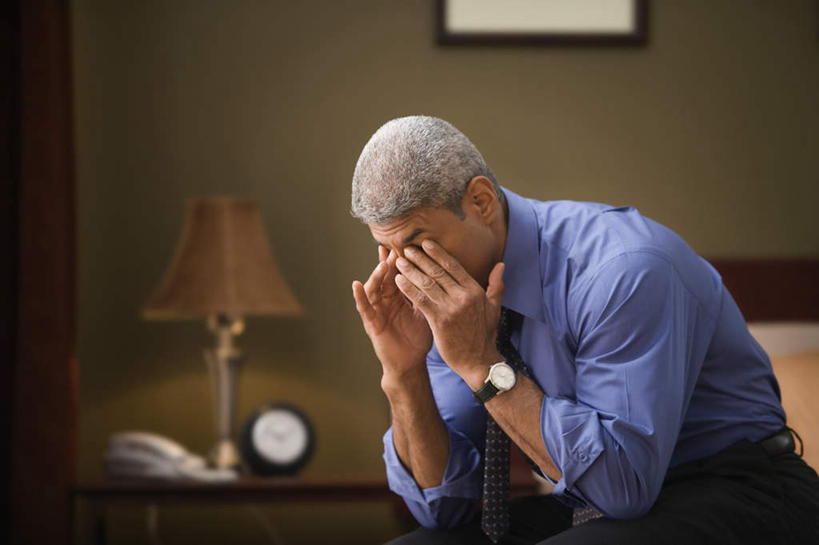 西方人,商务人士,商务男性,办公室,家,坐,闭眼,横图,室内,白天,侧面,衬衫,西装,商务,职员,床,台灯,卧室,照明,欧洲,欧洲人,阴影,套装,正装,时间,光线,时钟,手表,影子,房屋,双人床,屋子,灯光,床单,领带,计时,注视,职业装,被子,楼房,住宅,灯,灯具,钟表,观察,看,表,金融,商务套装,经济,观看,腕表,照亮,察看,被单,象征,庄重,照明设备,关注,商务装,身份,贸易,工薪阶层,正式,地位,白种人,白领,商人,上班族,钟,闭眼睛,闭着眼,闭着眼睛,坐着,半身,彩图,衬衣,西服,房子,睡房,卧房,白领阶层,办公室职员