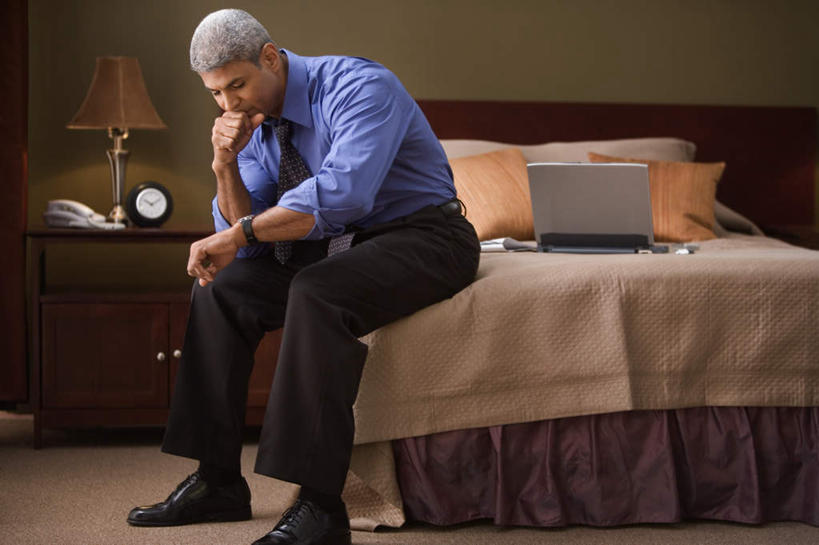 西方人,商务人士,商务男性,办公室,家,坐,打电话,横图,室内,白天,侧面,衬衫,西装,商务,职员,电脑,笔记本电脑,台灯,桌面,桌子,电话,闹钟,照明,欧洲,欧洲人,撑,阴影,套装,正装,时间,光线,网络,木制,时钟,手表,影子,房屋,屋子,灯光,领带,计时,托腮,注视,职业装,通讯设备,楼房,住宅,灯,话筒,木制品,灯具,钟表,观察,看,托,表,电话线,金融,商务套装,经济,观看,腕表,照亮,察看,无线,象征,庄重,照明设备,关注,托下巴,通信设备,商务装,身份,无线网络,贸易,无线上网,便携式电脑,工薪阶层,正式,地位,交流,手提电脑,白种人,白领,商人,上班族,电话机,钟,沟通,通话,坐着,彩图,全身,衬衣,西服,房子,白领阶层,办公室职员