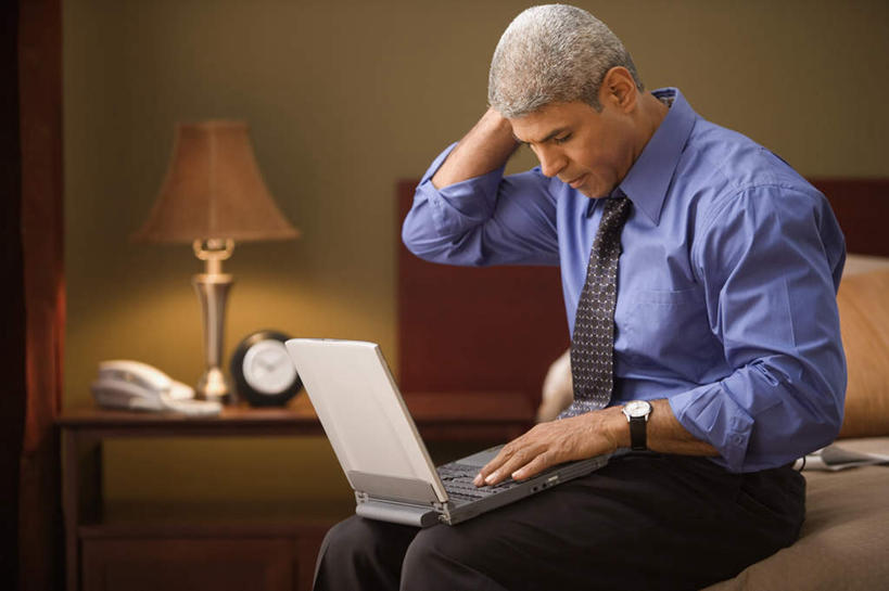 西方人,商务人士,商务男性,办公室,家,坐,摸,打电话,横图,室内,白天,侧面,衬衫,西装,商务,职员,电脑,笔记本电脑,台灯,桌面,桌子,电话,闹钟,照明,欧洲,欧洲人,抚摸,敲打,阴影,套装,正装,时间,光线,网络,木制,时钟,手表,影子,房屋,屋子,灯光,领带,计时,注视,职业装,输入,通讯设备,楼房,住宅,灯,话筒,木制品,灯具,钟表,打字,观察,看,表,电话线,金融,商务套装,经济,观看,点击,敲击,腕表,照亮,察看,无线,象征,庄重,照明设备,关注,通信设备,商务装,身份,无线网络,贸易,无线上网,便携式电脑,工薪阶层,正式,地位,交流,按键,手提电脑,白种人,白领,商人,上班族,电话机,钟,触摸,沟通,接触,通话,坐着,半身,彩图,衬衣,西服,房子,白领阶层,办公室职员