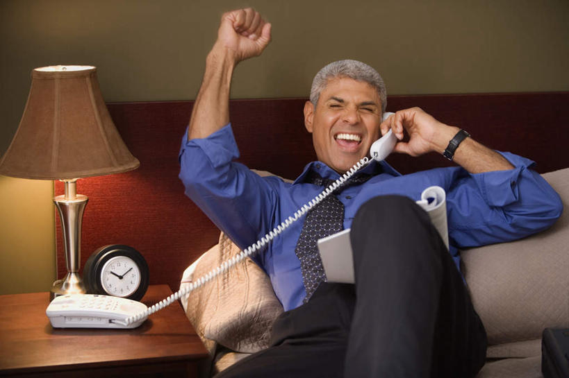 西方人,商务人士,商务男性,办公室,家,坐,举,打电话,横图,室内,白天,正面,衬衫,西装,商务,职员,台灯,电话,闹钟,照明,欧洲,欧洲人,握,阴影,套装,正装,欢呼,时间,光线,时钟,影子,房屋,屋子,灯光,领带,拿,计时,拿着,注视,职业装,鼓励,通讯设备,楼房,住宅,灯,话筒,灯具,钟表,观察,加油,看,手势,托,握拳,表,电话线,打气,握着,金融,商务套装,经济,观看,照亮,察看,象征,愉悦,庄重,照明设备,关注,鼓舞,商务装,身份,贸易,工薪阶层,正式,地位,交流,白种人,白领,商人,上班族,电话机,钟,沟通,举起,举手,举着,通话,向上举,向上伸,向上托,坐着,半身,彩图,衬衣,西服,高兴,房子,白领阶层,办公室职员