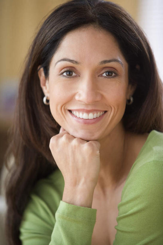 西方人,脸,头,脸颊,下巴,手,一个人,坐,笑,微笑,露齿笑,竖图,室内,特写,白天,正面,爱情,欧洲,欧洲人,仅一个人,撑,阴影,服装,光线,影子,浪漫,托腮,注视,休闲装,耳钉,装饰品,衣服,戒指,饰品,首饰,观察,看,托,休闲,休闲服,恩爱,服饰,观看,托着,信物,察看,权利,关注,托下巴,手饰,年轻女性,女人,女性,白种人,头部,脸部,脸蛋,面部,拳头,坐着,半身,彩图