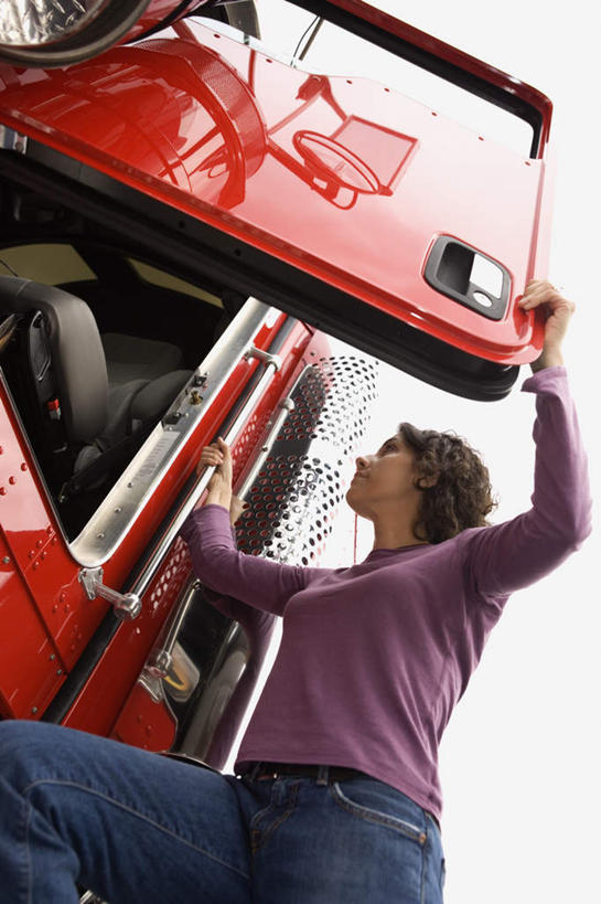 西方人,一个人,竖图,室外,白天,仰视,卡车,玻璃,欧洲,欧洲人,仅一个人,服装,梯子,阶梯,集装箱,注视,休闲装,衣服,车门,观察,看,休闲,向上,休闲服,服饰,集装箱车,观看,货车,察看,关注,货运车,女人,女性,中年女性,白种人,载重汽车,半身,彩图,低角度拍摄