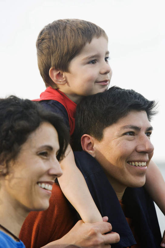 西方人,儿童,三个人,家庭,夫妻,母亲,父亲,儿子,司机,站,笑,微笑,露齿笑,竖图,室外,白天,侧面,爱情,纯洁,卡车,欧洲,欧洲人,许多,服装,浪漫,注视,休闲装,车,小孩,骑,衣服,交通工具,拖车,观察,看,扛,休闲,温暖,温馨,父子,家属,母子,三口之家,一家人,休闲服,恩爱,父爱,可爱,母爱,童年,童趣,运输,恋人,服饰,观看,货车,爱护,和睦,察看,关爱,关注,亲情,童真,亲属,烂漫,无邪,扛在肩上,骑在肩上,天真,男孩,男人,男性,年轻男性,年轻女性,女人,女性,白种人,孩子,年轻人,夫妇,情侣,站立,半身,彩图,伴侣,融洽,男生