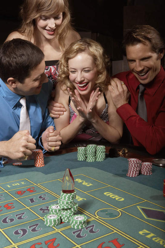 西方人,四个人,坐,笑,摸,鼓掌,微笑,露齿笑,竖图,室内,白天,正面,爱情,游戏,赌博,贪欲,竞争,桌子,欧洲,欧洲人,撑,握,服装,浪漫,拿,玩,拎,拿着,注视,休闲装,娱乐,刺激,衣服,观察,看,握拳,休闲,温暖,温馨,休闲服,恩爱,握着,筹码,赌场,恋人,服饰,观看,活动,计数,和睦,察看,撑着,发泄,关注,消遣,智力,博彩,积累,累积,投机,侥幸,欲望,宣泄,筹马,记数,男人,男性,年轻男性,年轻女性,女人,女性,白种人,情侣,触摸,接触,拍手,玩耍,嬉戏,坐着,半身,彩图,伴侣,融洽,胜负,输赢,娱乐场,拎着