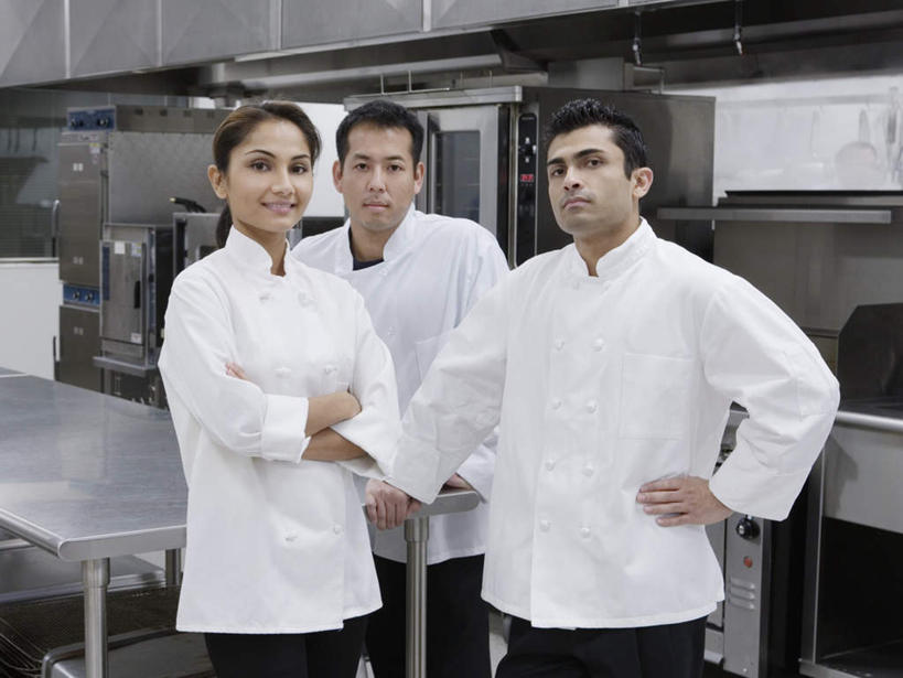 东方人,三个人,伙伴,朋友,厨师,烘培师,站,笑,微笑,露齿笑,横图,室内,白天,正面,友谊,合作,团队,厨房,亚洲,撑,注视,黄种人,手叉腰,观察,看,站着,战略,观看,支撑,察看,撑着,关注,手抱胸,工作间,联合,合谋,配合,协作,男人,男性,年轻男性,年轻女性,女人,女性,亚洲人,厨师长,厨子,大厨,主厨,糕点师,面包师,站立,半身,彩图