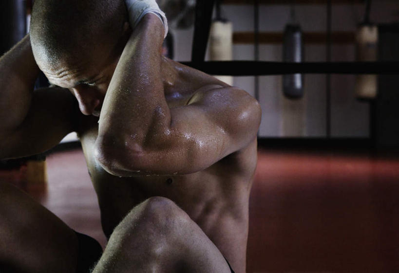 西方人,一个人,拳击手,运动员,坐,仰卧起坐,横图,室内,白天,侧面,运动服,锻炼,比赛,运动,拳击,欧洲,非洲,黑人,欧洲人,仅一个男性,仅一个人,器材,注视,裸露,仅一个年轻男性,低头,观察,看,曲腿,健康,体育用品,观看,察看,双手抱头,关注,手抱头,裸,健身器材,体育,男人,男性,年轻男性,非洲人,拳击家,拳击运动员,体育运动员,仰卧,坐着,半身,彩图,健身,运动装