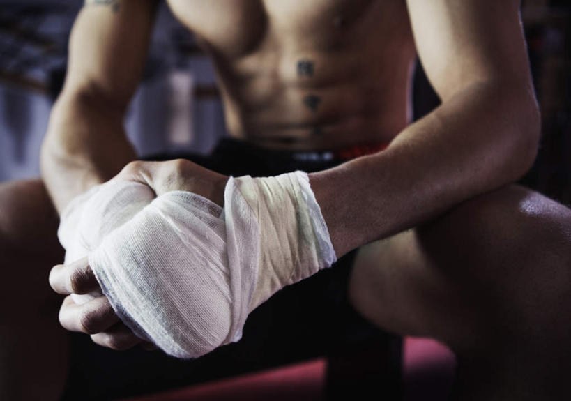 西方人,一个人,运动员,坐,双手交叉,横图,室内,白天,正面,运动服,运动,欧洲,非洲,黑人,欧洲人,仅一个男性,仅一个人,撑,器材,纱布,注视,裸露,仅一个年轻男性,观察,看,双手合十,健康,体育用品,治疗,赤裸,观看,支撑,固定,察看,医疗,撑着,关注,裸,健身器材,止血,体育,男人,男性,年轻男性,白种人,非洲人,手臂,绷带,体育运动员,坐着,半身,彩图,运动装