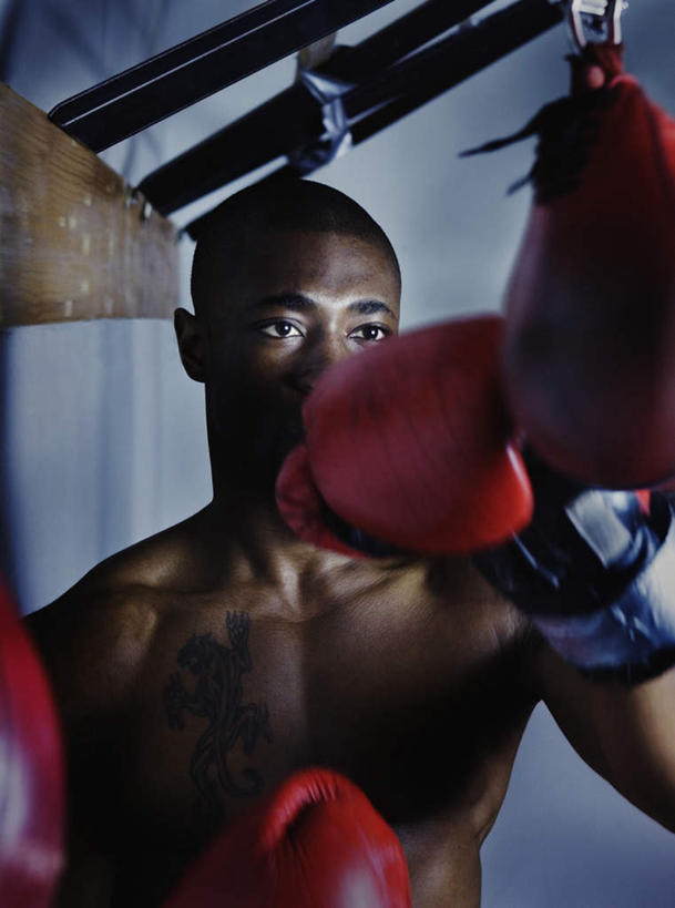 西方人,一个人,拳击手,运动员,站,举,笑,微笑,露齿笑,竖图,室内,白天,正面,运动服,运动,欧洲,非洲,黑人,欧洲人,仅一个男性,仅一个人,戴,器材,拳击手套,注视,裸露,仅一个年轻男性,观察,看,站着,健康,体育用品,赤裸,观看,戴着,察看,关注,裸,健身器材,体育,男人,男性,年轻男性,非洲人,拳击运动员,体育运动员,举着,半身,彩图,运动装