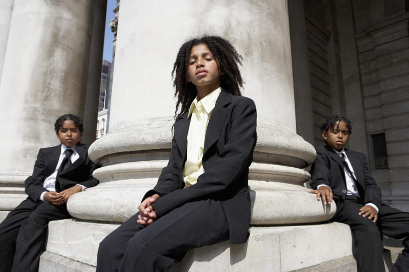 西方人,儿童,三个人,伙伴,朋友,高楼大厦,坐,横图,室外,白天,正面,衬衫,西装,友谊,纯洁,办公楼,大厦,建筑,摩天大楼,写字楼,欧洲,非洲,黑人,欧洲人,阴影,套装,正装,光线,影子,领带,注视,职业装,小孩,阳光,楼宇,观察,看,商务楼,可爱,童年,童趣,观看,察看,关注,童真,烂漫,无邪,天真,友情,男孩,男人,男性,非洲人,坐着,半身,彩图,衬衣,大楼,高层建筑,高楼,摩天楼,男生