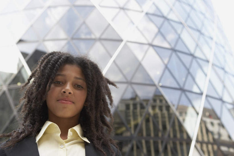 西方人,儿童,一个人,高楼大厦,站,笑,微笑,露齿笑,横图,室外,白天,仰视,西装,纯洁,办公楼,大厦,建筑,摩天大楼,写字楼,欧洲,非洲,黑人,欧洲人,仅一个男性,仅一个人,套装,正装,注视,职业装,小孩,楼宇,观察,看,站着,仅一个小孩,商务楼,可爱,童年,童趣,观看,察看,关注,童真,烂漫,无邪,天真,男孩,男人,男性,非洲人,孩子,站立,半身,彩图,低角度拍摄,大楼,高层建筑,高楼,摩天楼,男生