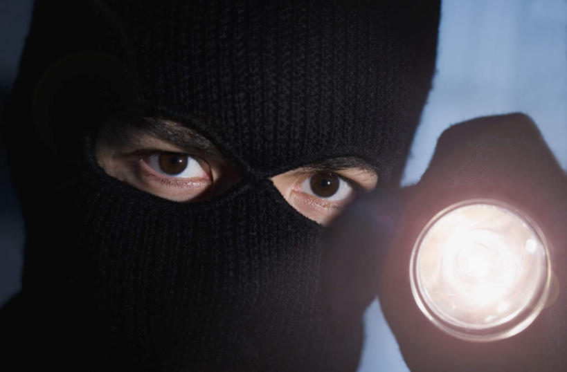 西方人,脸,头,脸颊,手,一个人,站,横图,室内,特写,夜晚,正面,帽子,照明,欧洲,欧洲人,仅一个男性,仅一个人,装饰,灯光,注视,灯,仅一个年轻男性,手套,观察,看,站着,温暖,手部,观看,保暖,华丽,照亮,点缀,犯罪,察看,犯法,御寒,照明设备,关注,手电筒,电筒,手电,衬托,美观,雅致,雅观,巴拉克拉法帽,男人,男性,年轻男性,白种人,头部,脸部,脸蛋,面部,站立,半身,彩图