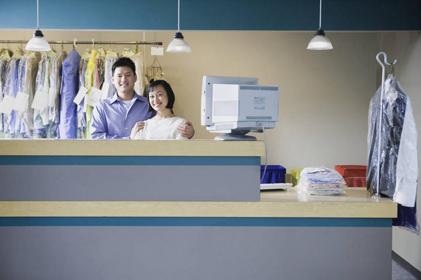 西方人,中年人,两个人,家庭,夫妻,商务人士,商务男性,商务女性,商店,站,抱,笑,微笑,露齿笑,横图,室内,白天,正面,衬衫,爱情,电脑,显示器,鼠标,键盘,衣架,金属制品,照明,欧洲,欧洲人,不锈钢,套装,服装,网络,金属,灯光,浪漫,注视,输入设备,通讯设备,商铺,吊灯,灯,衣服,蓝色,白色,柜台,灯具,观察,看,站着,温暖,温馨,一家人,展示,台式电脑,恩爱,恋人,服饰,抱着,观看,出售,照亮,三盏,和睦,察看,搂着,衣着,照明设备,穿着,关注,通信设备,商务装,干洗店,工薪阶层,输出设备,展示柜,市肆,商号,衣饰,防锈,男人,男性,女人,女性,中年男性,中年女性,白种人,夫妇,情侣,白领,上班族,挂衣架,晾衣架,搂,搂抱,站立,半身,彩图,衬衣,店铺,不锈耐酸钢,伴侣,融洽