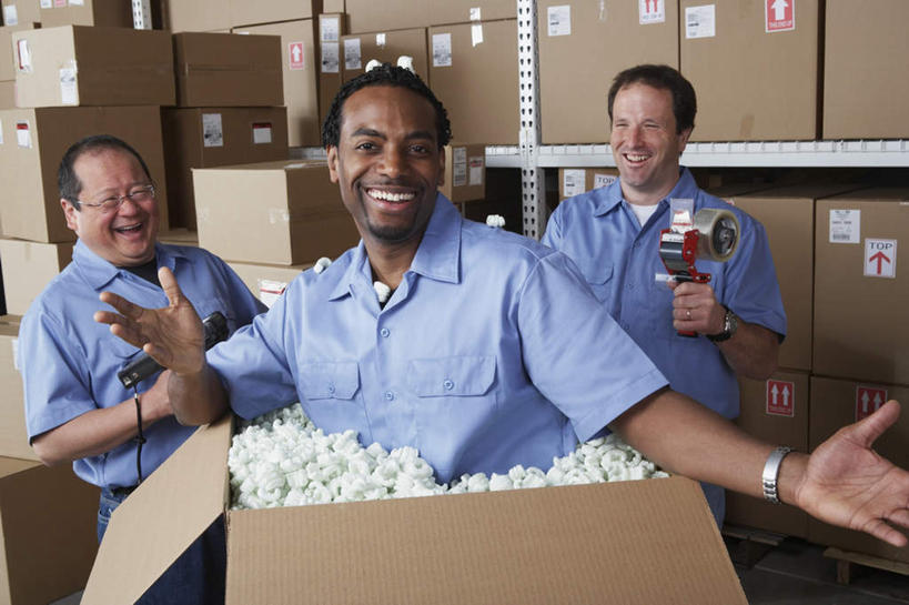 东方人,西方人,三个人,伙伴,朋友,站,伸展双臂,笑,微笑,露齿笑,横图,室内,白天,正面,工作服,制服,友谊,合作,团队,电子,欧洲,非洲,黑人,欧洲人,亚洲,一堆,一排,许多,握,堆叠,堆积,整齐,时间,信息,包装,标签,材料,符号,时钟,手表,数字,眼镜,纸箱,办公用品,很多,拿,计时,仓库,拿着,注视,黄种人,标识,文具,排列,工人,蓝色,容器,箱子,钟表,观察,看,站着,表,战略,握着,观看,老花镜,堆,条形码,办公设备,腕表,文具用品,察看,包装材料,队列,关注,纸板箱,编码,胶布,条码,透明胶,包装箱,联合,合谋,文化工具,封箱器,胶带座,黏胶,粘胶器,工作制服,远视眼镜,配合,协作,老年男性,男人,男性,中年男性,非洲人,亚洲人,钟,敞开双臂,伸开双臂,展开双肩,站立,张开手臂,张开双臂,半身,彩图,工作套服,商业,EPE珍珠棉,PE发泡棉,聚乙烯发泡棉,珍珠棉,堆栈