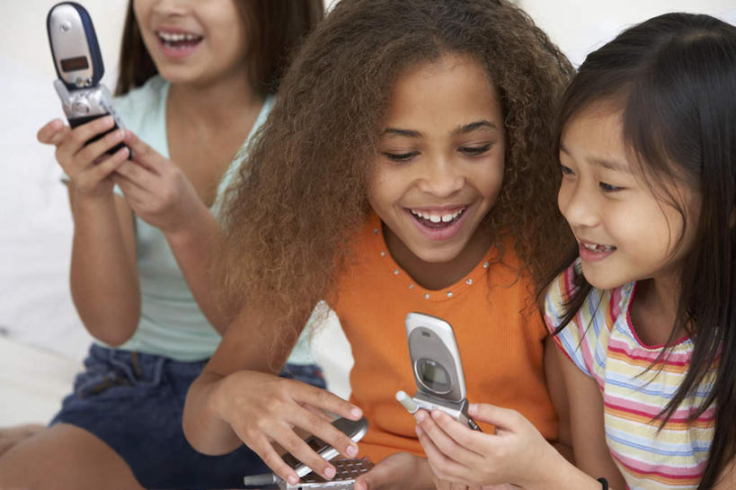 东方人,西方人,儿童,三个人,伙伴,朋友,坐,笑,打电话,微笑,露齿笑,横图,室内,白天,正面,友谊,纯洁,电话,手机,欧洲,非洲,黑人,欧洲人,亚洲,握,阴影,服装,反射,影子,注视,休闲装,黄种人,通讯设备,小孩,衣服,低头,观察,看,休闲,休闲服,可爱,童年,童趣,握着,服饰,观看,察看,关注,童真,烂漫,无邪,垂头,三部,交流,天真,友情,女孩,女人,女性,白种人,非洲人,亚洲人,沟通,通话,坐着,半身,彩图,女生