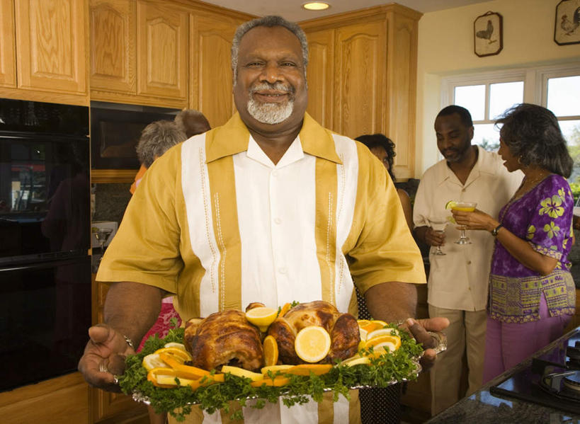 西方人,中年人,四个人,家庭,夫妻,伙伴,朋友,站,笑,微笑,露齿笑,横图,室内,白天,正面,爱情,友谊,厨房,窗户,鸡,柠檬,杯子,餐具,水果,欧洲,非洲,黑人,欧洲人,握,服装,新鲜,时间,碟子,高脚杯,盘,时钟,生食,食品,果实,火鸡,浪漫,拿,计时,拿着,注视,休闲装,家禽,玻璃窗,玻璃制品,食物,衣服,动物,盘子,酒杯,碟,挂钟,钟表,鸡尾酒,观察,看,站着,休闲,温暖,温馨,一家人,休闲服,表,恩爱,握着,恋人,服饰,牲畜,有机食品,绿色食品,观看,和睦,察看,关注,贝利尼鸡尾酒,贝里尼鸡尾酒,鸡尾酒杯,七面鸟,吐绶鸡,友情,男人,男性,女人,女性,中年男性,中年女性,非洲人,夫妇,情侣,玻璃杯,钟,益母果,柠果,站立,半身,彩图,灶间,贝利尼,伴侣,融洽