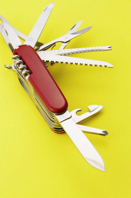 无人,竖图,俯视,室内,特写,白天,静物,修剪,阴影,黄色背景,反射,便当,工具,剪刀,开瓶器,影子,刀具,开瓶,刀,便捷,摄影,军刀,影棚,裁剪,剪子,便利,剪裁,切割,开启,启瓶器,瑞士军刀,瓶启,方便,瑞士刀,啤酒开,啤酒开瓶器,啤酒瓶启,彩图,高角度拍摄,影棚拍摄,拍摄,酒具